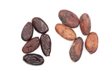Beyaz arka plan üzerinde yakın çekim yukarıdan izole soyulmuş ve soyulmamış kakao çekirdekleri