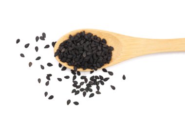 Beyaz arka plan üzerinde üstten görünüm izole bir tahta kaşık içinde siyah susam