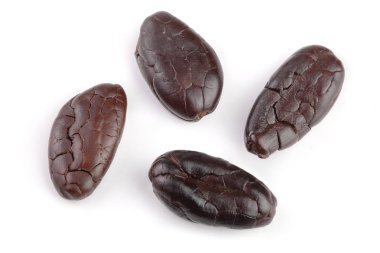Beyaz arka plan makro üstten görünüm üzerinde izole tane kakaoları
