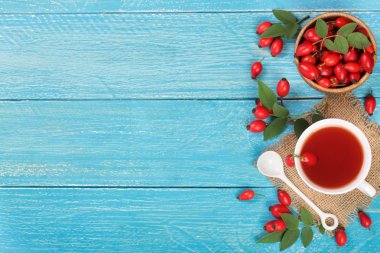rose hips kopya alanı metni mavi ahşap zemin üzerine çay. Üstten Görünüm