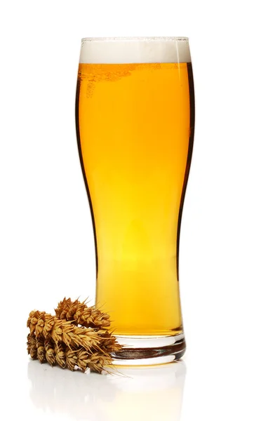 Sklo pivo s pšenicí izolovaných na bílém pozadí — Stock fotografie