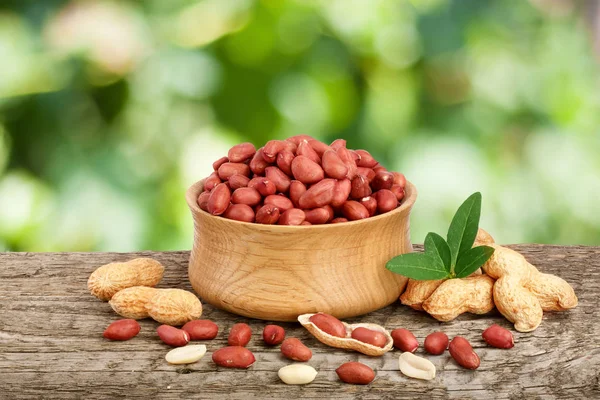 yaprak kase eski bir bulanık Bahçe arka plan ile ahşap tabloda fıstık