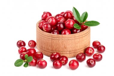 Yaban mersini yaprağı üzerinde beyaz arka plan closeup izole ahşap kase