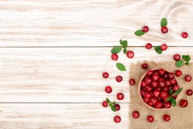 Kızılcık yaprak kase kopya alanı metniniz için Beyaz ahşap zemin üzerine. Üstten Görünüm