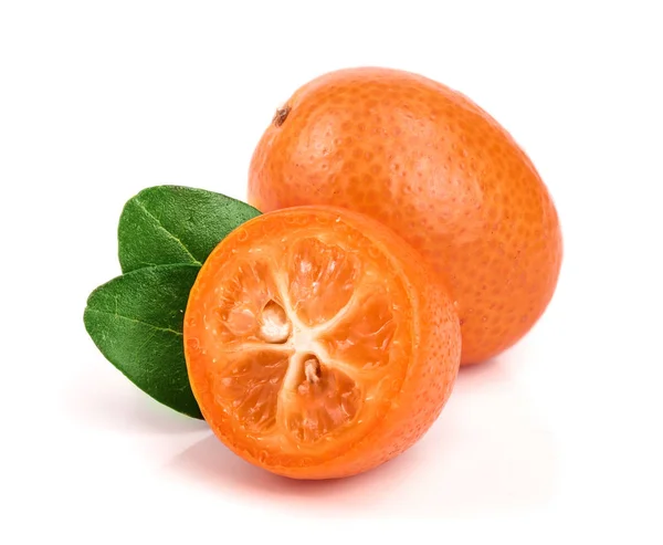 Cumquat o kumquat con foglia isolata su sfondo bianco primo piano — Foto Stock