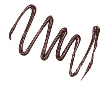 İzole üzerinde beyaz arka plan, yukarıdan dökme sıcak eritilmiş çikolata