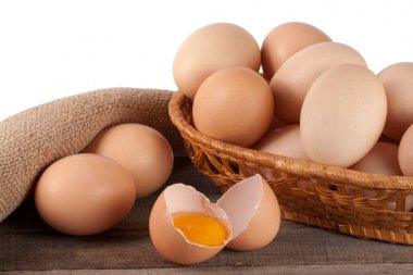 yumurta bir hasır sepet beyaz zemin üzerinde bir ahşap tablo