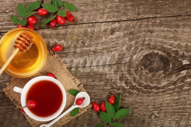 çay rose hips ve ballı kopya alanı metniniz için eski ahşap zemin üzerine. Üstten Görünüm