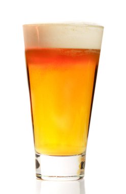 Beyaz arka planda izole edilmiş bir bardak bira.