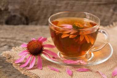 Eski ahşap masa Ekinezya çayı fincan