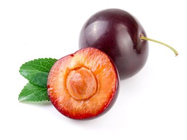 Yarısı yaprakları ile beyaz arka plan üzerinde izole mor Erik bitiş