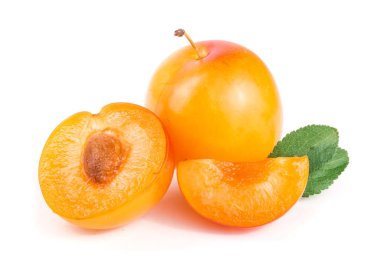 Sarı Erik ve yarım bırakır izole üzerinde beyaz arka plan