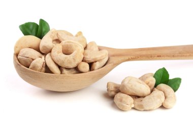 Beyaz arka plan üzerinde izole yaprak tahta kaşıkla kaşu