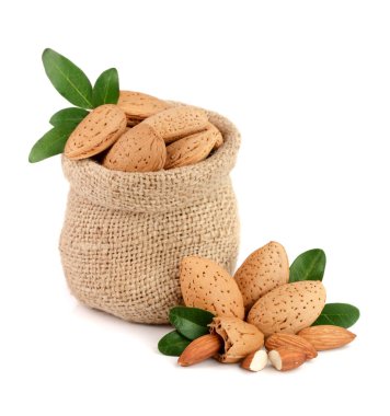 Badem birlikte torbaya yaprakları üzerinde izole beyaz arka plan