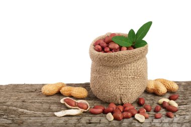 Fıstık çanta eski ahşap arka plan üzerinde yaprak ile