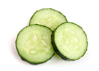 Beyaz arka plan üzerinde izole salatalık dilimleri