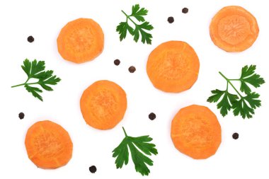 Taze havuç dilimleri maydanoz ve beyaz arka plan üzerinde izole biber ile