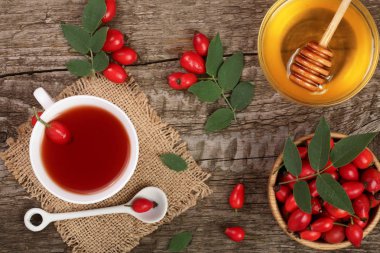 rose hips eski ahşap zemin üzerine çay. Üstten Görünüm