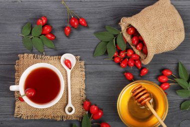 rose hips siyah ahşap zemin üzerine çay. Üstten Görünüm