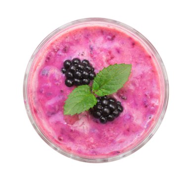 BlackBerry yoğurt veya nane ile güler yüzlü izole üzerinde beyaz arka plan bırakır. Üstten Görünüm. Sağlıklı beslenme