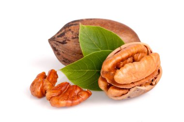 Beyaz arka plan üzerinde izole yaprakları ile iki pecans