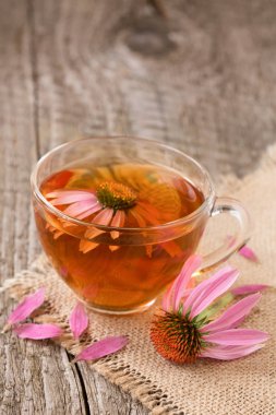 Eski ahşap masa Ekinezya çayı fincan