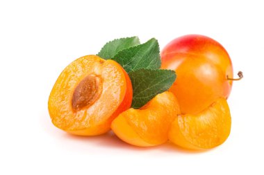 Sarı Erik ve yarım bırakır izole üzerinde beyaz arka plan