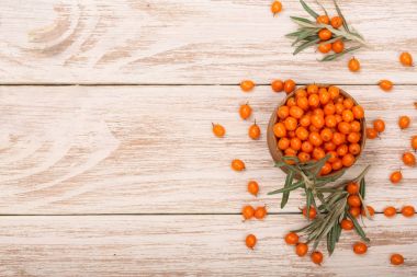 Deniz topalak. Kase, metniniz için kopya alanı ile beyaz ahşap zemin üzerinde olgunlaşmış taze çilek. Üstten Görünüm