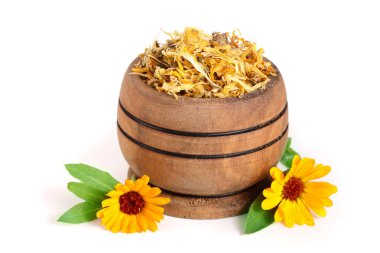 Beyaz arka plan üzerinde izole bir ahşap kase taze ve kuru calendula çiçeklenir. Kadife çiçeği