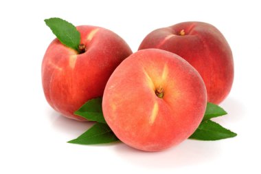 Yeşil yaprak beyaz arka plan üzerinde izole üç şeftali