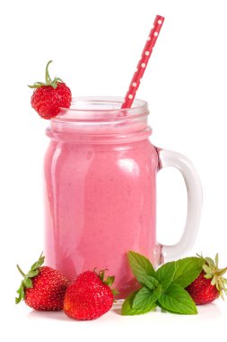 Bardak çilekli yoğurt veya beyaz arka plan üzerinde izole nane yaprakları ile güler yüzlü