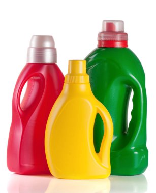 Çamaşırhane deterjan şişesi ile beyaz arka plan üzerinde izole yumuşatıcı