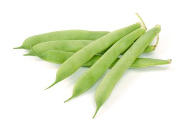 Beyaz arkaplanda yeşil fasulyeler izole edilmiş.