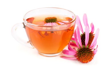 Beyaz arka plan üzerinde izole Ekinezya çayı. Şifalı çay