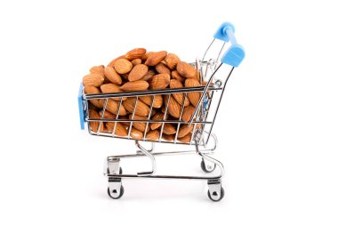 Beyaz arka plan üzerinde izole badem ile alışveriş sepeti