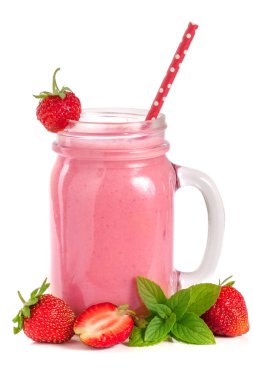 Bardak çilekli yoğurt veya beyaz arka plan üzerinde izole nane yaprakları ile güler yüzlü