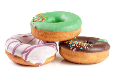 Beyaz arka planda izole edilmiş üç jöleli çörek.