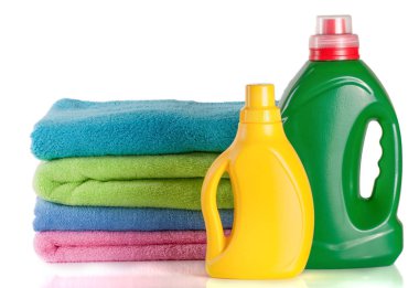 şişe çamaşır deterjanı ve beyaz arka plan üzerinde izole havlu ile saç kremi