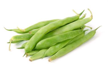 Beyaz arkaplanda yeşil fasulyeler izole edilmiş.