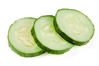 Üç dilim salatalık beyaz arka plan üzerinde izole