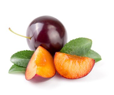 Beyaz arkaplanda yapraklı mor erik