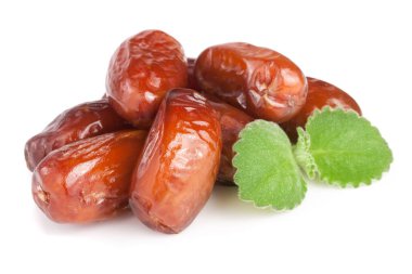 Tarihleri ile nane yaprakları üzerinde izole beyaz arka plan