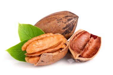 Beyaz arka plan üzerinde izole yaprakları ile iki pecans