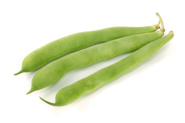 Beyaz arkaplanda yeşil fasulyeler izole edilmiş.