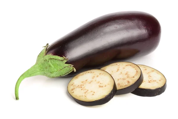Gesneden aubergine of aubergine groenten geïsoleerd op witte achtergrond — Stockfoto