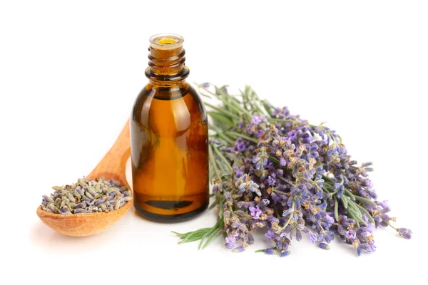 Garrafa com aroma de óleo e flores de lavanda isolada sobre fundo branco — Fotografia de Stock