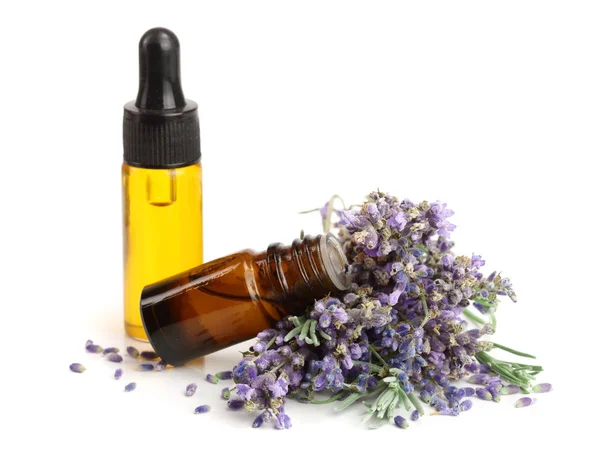 Bottiglia con olio aromatico e fiori di lavanda isolati su fondo bianco — Foto Stock