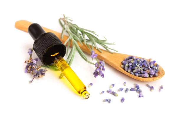 Botella con aceite aromático y flores de lavanda aisladas sobre fondo blanco — Foto de Stock