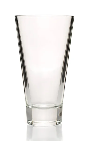 Copo de cerveja vazio isolado no fundo branco — Fotografia de Stock