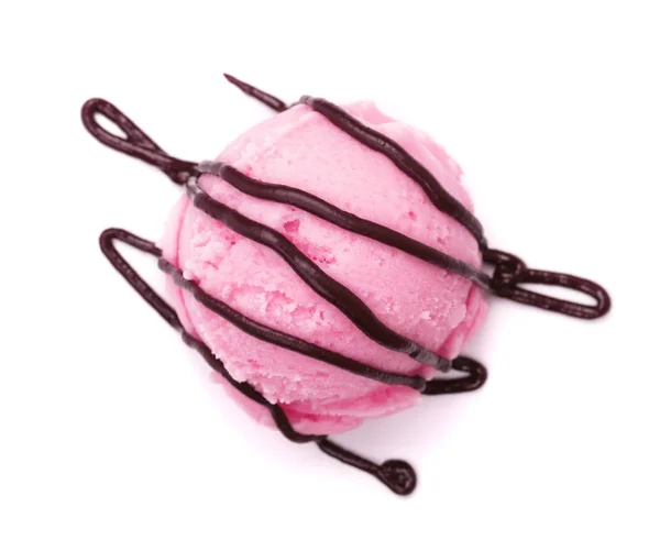 Μπάλα παγωτό Φράουλα με λιωμένη σοκολάτα που απομονώνονται σε λευκό φόντο, το top view — Φωτογραφία Αρχείου